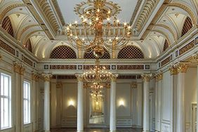 Die Innenansicht des goldenen Saals zeigt den zentralen goldenen Kronleuchter und die goldenen Deckenornamente.