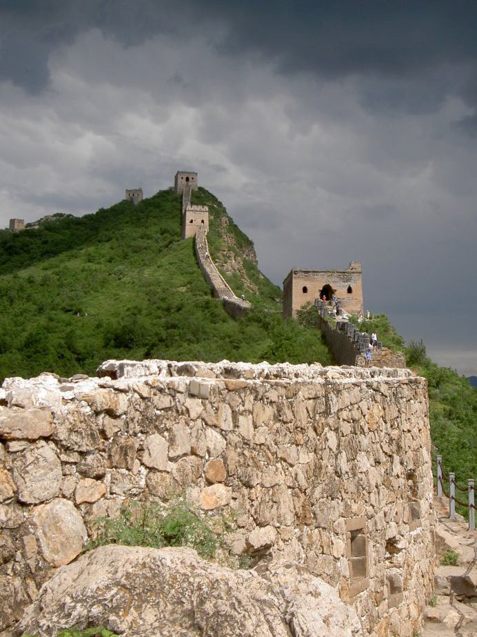 Die Chinesische Mauer an einem bewölkten Tag.