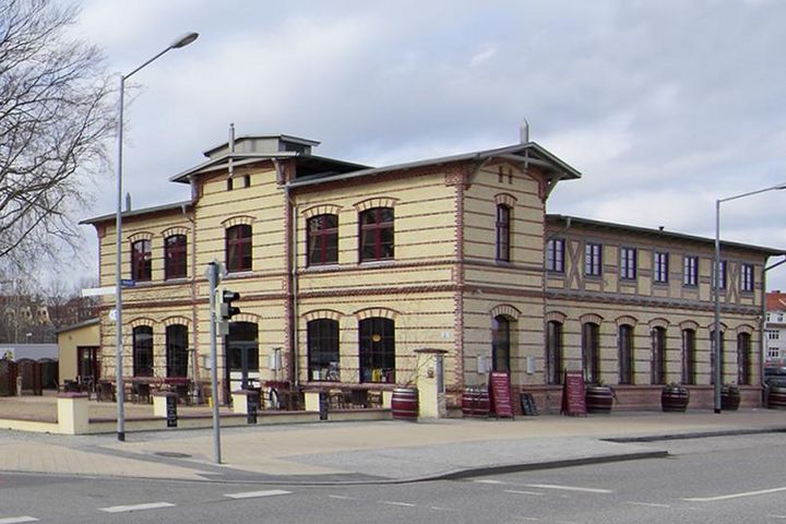 Das ehemalige Funktionsgebäude hat durch den schichtweisen Farbwechsel von gelben und roten Ziegeln eine abwechslungsreiche Fassadenwirkung.
